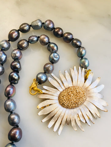 Baroque Pearl Daisy